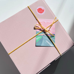 The outside of the gift box with Onneke sticker, velvet ribbon and small gift card with the words with love